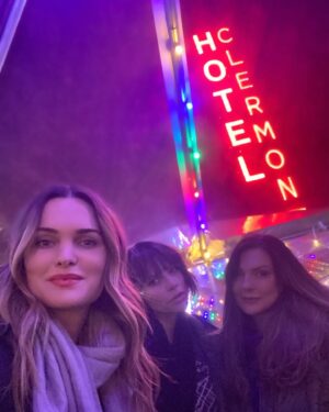 Sunny Mabrey Instagram - 𝒢𝑜𝑜𝒹 𝓉𝒾𝓂𝑒𝓈 𝓌𝒾𝓉𝒽 𝓉𝒽𝑒 𝒷𝑒𝓈𝓉 𝑜𝒻 𝒻𝓇𝒾𝑒𝓃𝒹𝓈 ♦️🖤♦️ LG’s visit really filled up my love tank ew what am I saying #butseriously #neededthat #perfectstorm #arehashtagsstillathing