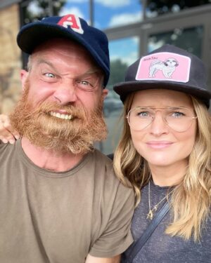 Sunny Mabrey Instagram - A series: Here we have @ethanembry noticing his beard not being sufficiently fluffy and then aggressively poofing the #%&$ out of it until he looks like a dirty ginger lumberjack. (Last beard hoorah before shaving it down to film more @graceandfrankie 🎉) ps we’re both rocking arugula in our teeth thanks a lot @sweetgreen