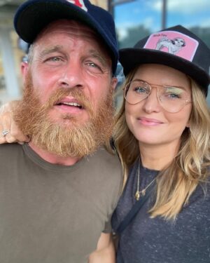Sunny Mabrey Instagram - A series: Here we have @ethanembry noticing his beard not being sufficiently fluffy and then aggressively poofing the #%&$ out of it until he looks like a dirty ginger lumberjack. (Last beard hoorah before shaving it down to film more @graceandfrankie 🎉) ps we’re both rocking arugula in our teeth thanks a lot @sweetgreen