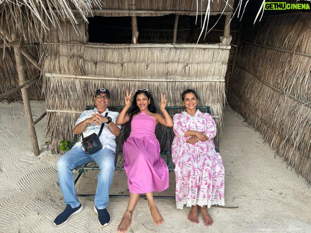 Supriya Pilgaonkar Instagram - Beautiful time in Maldives at @coco_resorts . 🏝️Thank you for getting us here Shriya and @pickyourtrail 💙Lovely hospitality and crystal clear water . Absolute peace🌊