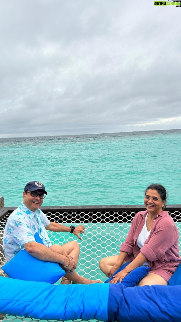 Supriya Pilgaonkar Instagram - Baithe Baithe Kya Karien … Beautiful @coco_resorts in Maldives 🌊💙