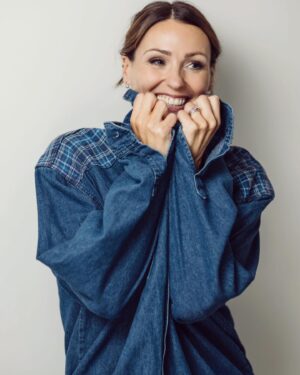 Suranne Jones Instagram - Caught hiding in my shirt by @stubaileyphoto