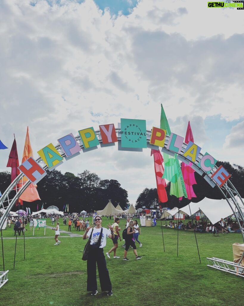 Suranne Jones Instagram - What a glorious day @happyplaceofficial festival❤️ @fearnecotton what a beautiful event… you clever wonderful human ❤️