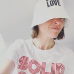Suranne Jones Instagram - New @chooselove merch available on @tkmaxxuk now. Proceeds go to Choose Love's vital work supporting refugee children with everything from education to food and safe housing. Cool hat🫶 donate by purchasing 🫶 sun protection 🫶 spreading the choose love message 🫶 don’t have to do your hair or make up when wearing 👌👌👌🫶 @chooselove