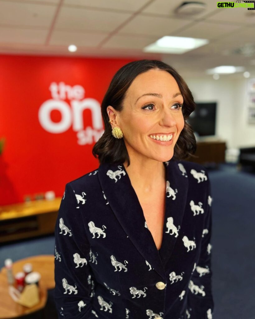 Suranne Jones Instagram - @bbctheoneshow for #vigil @bbciplayer and @bbc 10th December 9pm or stream first 3 eps. Delicious suit by @lisoulondon Earrings @sorujewellery Makeup #RikkiCasey ❤️❤️❤️ Hair @louisbyrneiciaiw