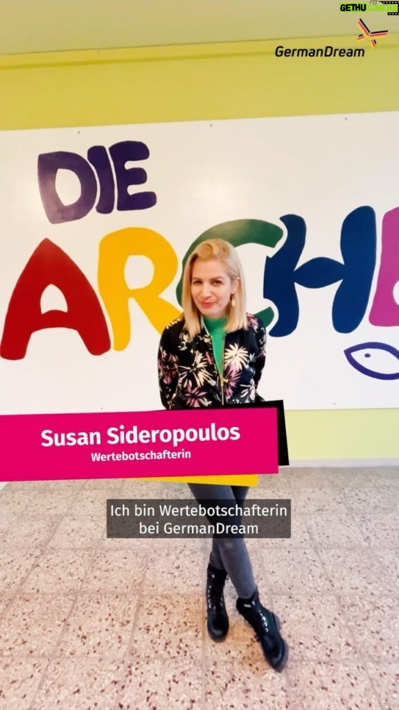 Susan Sideropoulos Instagram - Mit unseren deutschlandweiten #Dialogen begegnen wir den Schüler:innen auf Augenhöhe und holen sie gemeinsam mit unseren #Wertebotschafter:innen ab. Wertebotschafterin, Schauspielerin und Autorin @susan_sideropoulos war mit uns bei der @arche_kinderstiftung um mit den Teilnehmenden in den Dialog zu treten. Im folgenden Video erzählt Dir Susan wie es im #Wertedialog war. In den Wertedialogen ging es um die Werte Respekt, Empathie und #Akzeptanz. Susan sprach mit den Jugendlichen darüber, wie wichtig es ist, ein friedliches Miteinander zu führen und sich in die Perspektiven anderer einzufühlen. Die Teilnehmenden brachten ihre eigenen Erfahrungen und Beobachtungen ein, wodurch ein lebendiger und vielfältiger Austausch entstand. Eine Teilnehmerin äußerte, dass sie in ihrer Generation einen Mangel an #Respekt und Akzeptanz feststellt und dass viele nicht erkennen, wie verletzend Worte sein können. Susan erzählte im Dialog, wie sie mit Hass umgeht: „Ich versuche, mit den Menschen ins Gespräch zu treten. Und den Menschen auf Augenhöhe zu begegnen.“ Der Wertedialog trug dazu bei, das Bewusstsein für die Bedeutung von Werten zu stärken und die Teilnehmenden zu ermutigen, die Werte Respekt und #Empathie in ihrem eigenen Leben umzusetzen. Vielen Dank für Deinen großartigen Einsatz, liebe @susan_sideropoulos. Du bist ein tolles Vorbild. #GermanDream #postcodeeffekt @postcodelotterie!