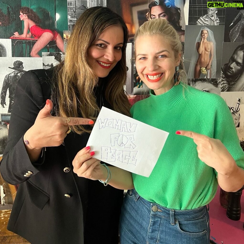 Susan Sideropoulos Instagram - #WomanForPeace, eine Initiative von der tollen Schauspielerin und Bestseller Autorin @susan_sideropoulos & unserer Gründerin @sainabayatpour , lädt alle Frauen ein, Social Media und damit natürlich auch das reale Leben, wieder mit Liebe zu fluten. 💜 In einer Zeit wo immer mehr Hass, Wut, Angst und Positionierungswahnsinn regiert – möchten wir dem, ein Licht im Dunkeln entgegensetzen. Als Zeichen, das wir mehr sind und dass es auch anders geht. Schluß mit Hass und Hetze! 🙌🏼 Wir wollen die Kriege, die traurigerweise auf der Welt geführt werden, hier bei uns nicht weiter austragen. Jedes Leben zählt, egal wer, egal wo. Wer das nicht sehen kann, hat den Blick für die Menschlichkeit verloren. Wir sehen alle! Für den Wimpernschlag an Zeit der uns geschenkt wurde, noch dazu an einem Ort, in dem wir das höchste Gut leben dürfen – Freiheit – möchten wir mit gutem Beispiel voran gehen und laut werden für Werte, die uns verbinden statt trennen. Mitgefühl, Nächstenliebe, Offenheit, Respekt und Frieden.  Frieden beginnt bei uns, jedem einzelnen. Innerer Frieden bringt äußerer Frieden. Lasst uns gemeinsam mit #WomanForPeace Hoffnung & Zuversicht schenken. 🫶🏼 @susan_sideropoulos Are you ready für den PanelTalk Woman for Peace am 01.06. auf unserem Bloom & Shine? Wir stärken dich außerdem durch Keynote Speeches, Networking Areas, spannende Aussteller und vieles mehr! Entdecke neue Ideen, knüpfe wertvolle Kontakte und lass dich von unseren Speaker/innen inspirieren. Den Link zu den Tickets findest du in unserer Bio 💜⬆️ #sheciety #bloomandshine #summit #weempoweryoutoshine #berlin #workshop #paneltalk #keynote #letsgrow #getyourticket