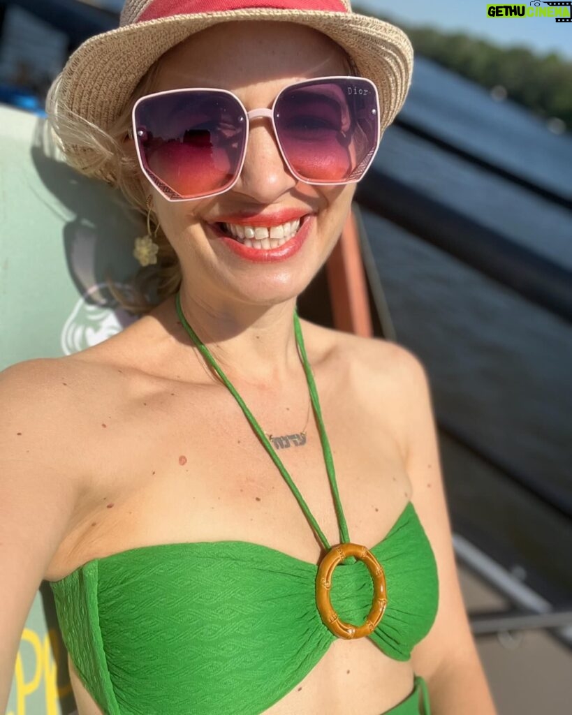 Susan Sideropoulos Instagram - What a day 💚☀️💚☀️💚☀️💚 Grüße vom Boot & was macht ihr so schönes? #SummerVibes #Friends #boattrip