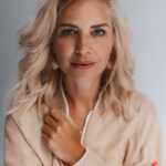 Susan Sideropoulos Instagram - Ich verabschiede mich in meine jährliche Social Media Pause, wir sehen uns 2024✨✨✨ Ich wünsche jedem einzelnen besinnliche Weihnachtstage. Ich mag das man besinnlich sagt, denn genau darum sollte es gehen. Zur Ruhe kommen, *Zeit* - unser wertvollstes Gut - mit seinen liebsten verbringen, reflektieren und dankbar auf das Jahr schauen. Sicher war nicht alles gut, ist es nie, das ist Leben. Doch schwere Zeiten zeigen einem noch mehr auf, worum es geht. ✨Nächstenliebe ✨Mitgefühl ✨Verbundenheit ✨Frieden In diesem Sinne, Rutscht gesund ins neue Jahr 🎉🎉🎉 In Liebe Susan❤️