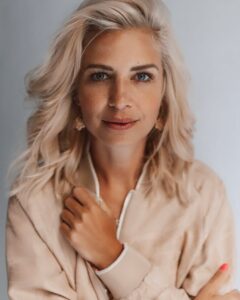 Susan Sideropoulos Instagram - Ich verabschiede mich in meine jährliche Social Media Pause, wir sehen uns 2024✨✨✨ Ich wünsche jedem einzelnen besinnliche Weihnachtstage. Ich mag das man besinnlich sagt, denn genau darum sollte es gehen. Zur Ruhe kommen, *Zeit* - unser wertvollstes Gut - mit seinen liebsten verbringen, reflektieren und dankbar auf das Jahr schauen. Sicher war nicht alles gut, ist es nie, das ist Leben. Doch schwere Zeiten zeigen einem noch mehr auf, worum es geht. ✨Nächstenliebe ✨Mitgefühl ✨Verbundenheit ✨Frieden In diesem Sinne, Rutscht gesund ins neue Jahr 🎉🎉🎉 In Liebe Susan❤️