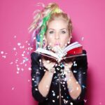 Susan Sideropoulos Instagram - Zum Jahresbeginn darf ich dir direkt eine Ladung Konfetti ins Leben pusten 🎉 Hast du Lust? Bist du aus Berlin oder Umgebung? Dann würde ich mich mega freuen, wenn wir uns am Samstag den 6.Januar um 14 Uhr bei meiner exklusiven Lesung sehen📚 Und das in einem super schönen Ambiente. Wir treffen uns im „Strandhaus Berlin“ Meinekestr.27, 10719 Berlin. Dort könnt ihr an dem Tag auch mein Buch erwerben und dazu noch tolle Klamotten 🥰 Es ist kostenfrei doch bitte hier anmelden: berlin.strandhaus@adenauer.com Es gibt nur eine bestimmte Gästeanzahl. Bist du dabei? #SagEsWeiter #Lesung @adenauerundco #DasJahrBeginntLeicht #photocredit @berndjaworekphoto #unbezahltewerbung #wegenmarkiweung