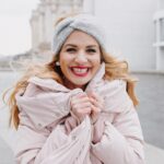 Susan Sideropoulos Instagram - Halleluja ist das kalt ❄️❄️❄️❄️❄️ Da muss man sich gut überlegen mit welchem Gesichtsausdruck man das Haus verlässt - das bleibt dann nämlich so 😂😂😂 Wie war es bei dir, Eher Bild 1 oder Bild 2 ? Bleibe erstmal zu Hause und nehme eine neue Folge #LieblingsFrauen auf 🩷 Habe eine ganz zauberhafte Frau zu Gast. Sage schon mal so viel, sie hat wunderschöne lange dunkle Haare, funkelnde Augen und ist eine Meisterin in einer bestimmten Sache, die ich so gar nicht beherrsche 🤔🤔🤔 Am Donnerstag gibt’s die Antwort. Bis dahin, halte dich warm. #photocredit @farinadeutschmann #unbezahltewerbung #wegenmarkierung