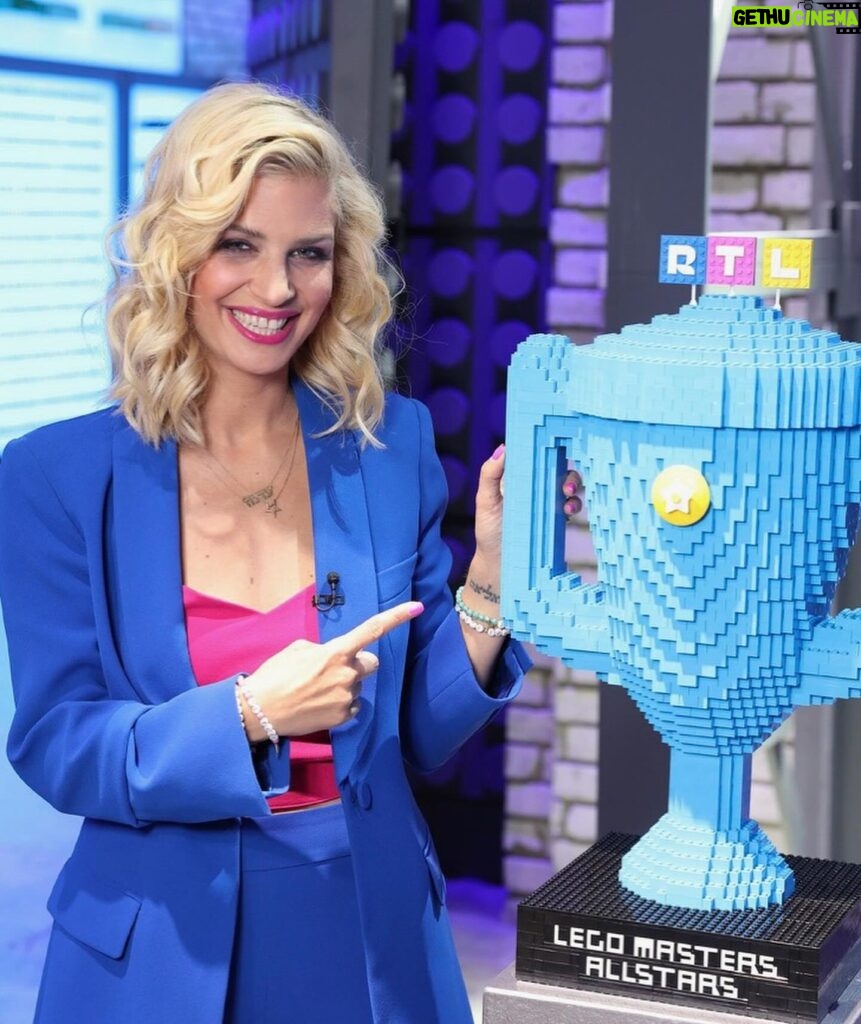 Susan Sideropoulos Instagram - Heute Abend um 20.15 Uhr bin ich bei diesem bunten LEGO Spektakel mit dabei ❤️🩷💙💛🩵💚💜🧡 Ich hatte so viel Spaß & bin immer noch beeindruckt was die Lego Masters mit ihrer Kreativität und liebe zum Detail für unglaubliche Welten bauen🤩 Ein tolle Show für die ganze Familie, freue mich wenn ihr rein schaltet. #LegoMasters #Show @rtl_de #CoHost mit #DanielHartwich #MakeUp @insagierkevolberg ❤️ #unbezahltewerbung #wegenmarkierung
