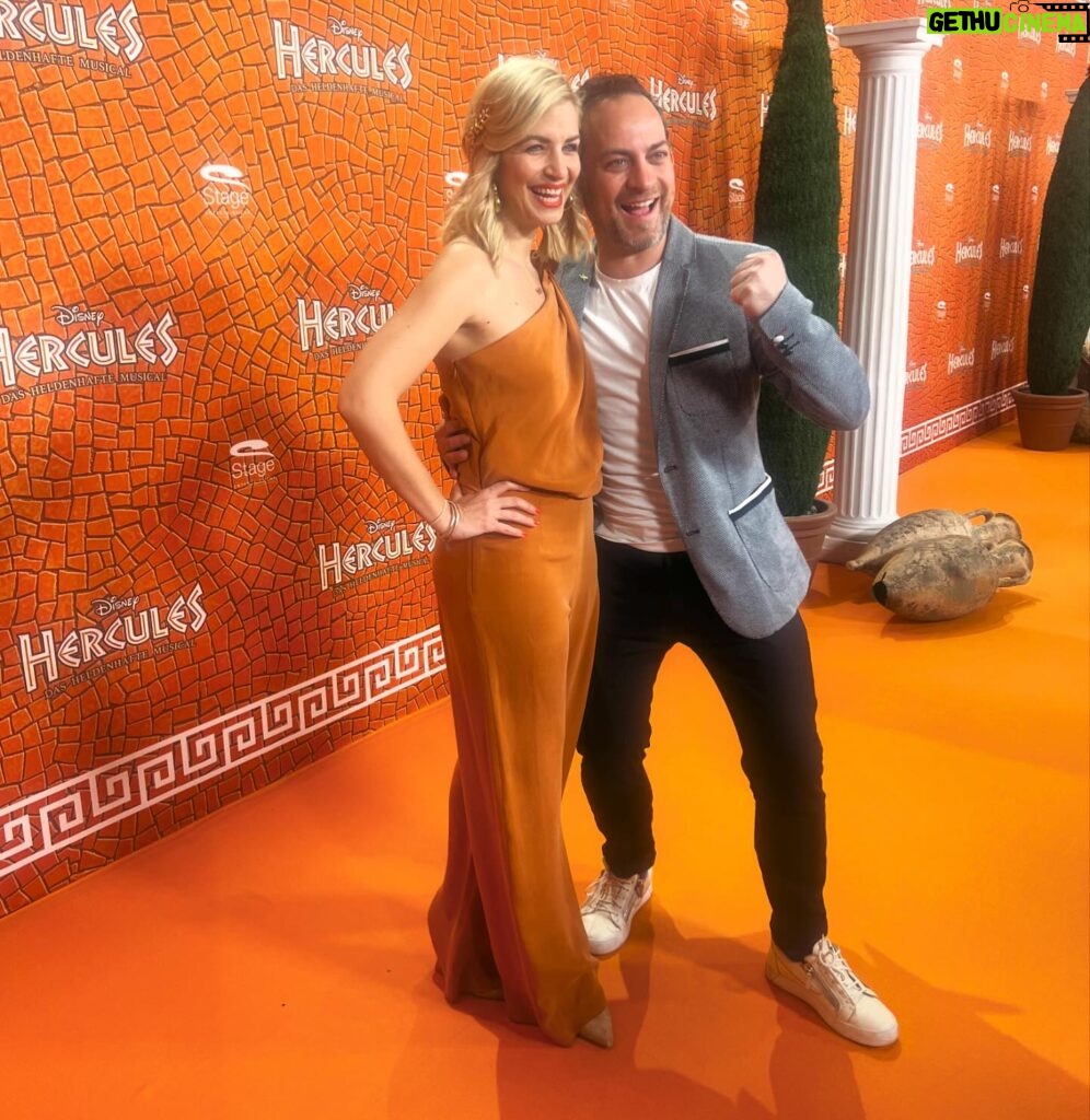 Susan Sideropoulos Instagram - Bei der @hercules_das_musical Premiere in Hamburg gestern Abend, war immer wieder die Frage auf dem Teppich: „Wer ist dein Held im Leben?“ Meine Antwort- Ganz klar Jakob 🧡😊 Und wer ist deiner? #magicMonday