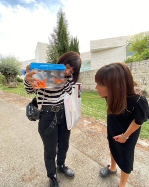 Susana Abaitua Instagram - 1 Típica foto de familia.
2 La familia adoptada de @amparopinnero después de acompañarnos durante el rodaje.
3 @mmaketti cuidándome siempre mucho.
4 Una vegetariana en Praga 🥴.
5 De excursión con mi @tomasbezanilla 
6 La MALDITA canción con la que acabamos soñando.
7 Típica actriz con su paraguas para no subir el Pantone.
8 Hola qué tal? Semana nocturna 6AM.
9 Sara/Susana todo se empieza a mezclar.
10 Los yates son realmente cómodos para rodar🤢.

Gracias a @mmaketti por este reportaje.