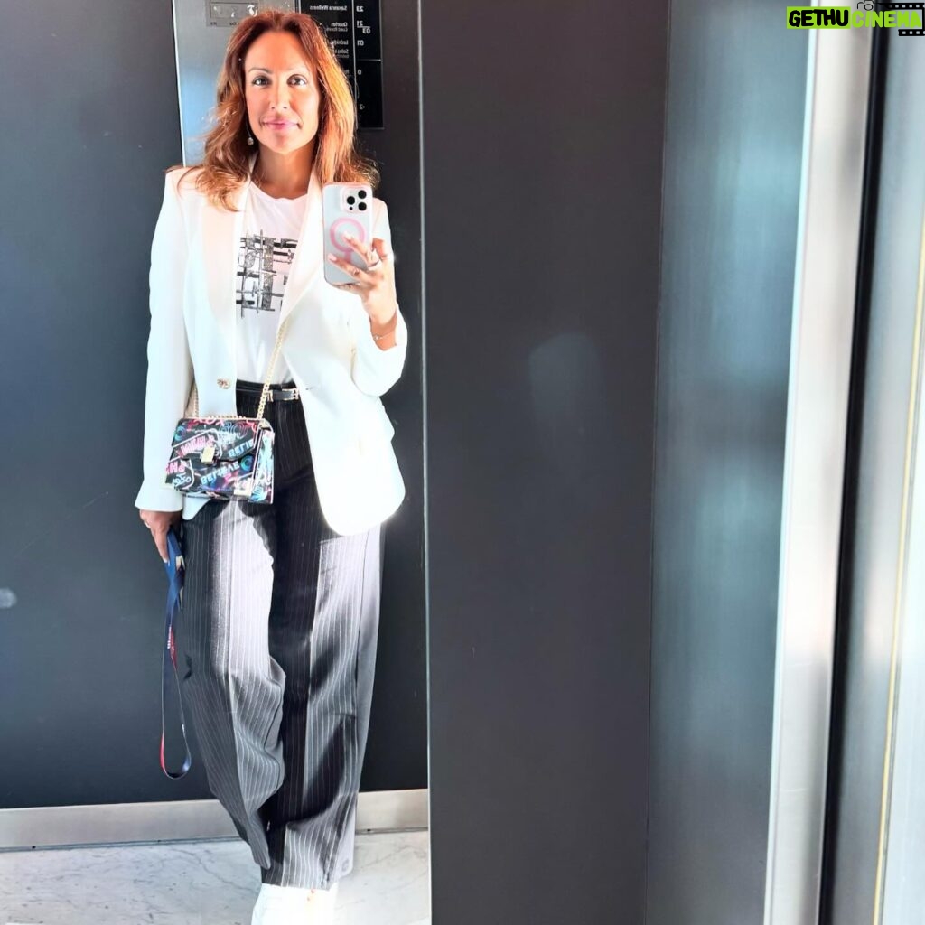 Susana Dias Ramos Instagram - Só vim pelas fotos do elevador e pelo pequeno almoço! Feliz no Simples 🤫😍