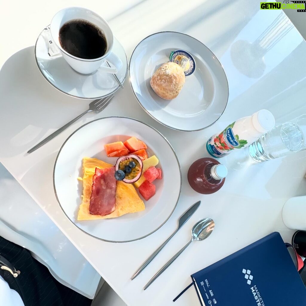 Susana Dias Ramos Instagram - Só vim pelas fotos do elevador e pelo pequeno almoço! Feliz no Simples 🤫😍