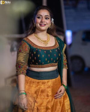 Sushma Nair Instagram - Bridal dhavni set from @savinidii_official 
📸 @_niki_photographyy 

Love the intricate work made on this beautiful blouse, the whole combo is an eye catcher 🥰💯

#dhavni #blouse #saree #tamil