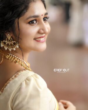 Susmitha Prabhakaran Instagram - Inframe : @susmitha.prabhakaran

Dop : @shaha_khan_photography 

Saree draping: @weldon_collections

Makeup & styling : @makeover_by_givin
@_meethu__off_icial