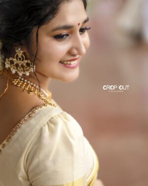 Susmitha Prabhakaran Instagram - Inframe : @susmitha.prabhakaran

Dop : @shaha_khan_photography 

Saree draping: @weldon_collections

Makeup & styling : @makeover_by_givin
@_meethu__off_icial