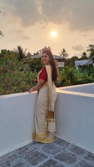 Susmitha Prabhakaran Instagram - Devika❤️

@flowersonair
.
.
🎥 @sajith_sadasivan__ 
@podiyan_sam_ 
.
.
.
.
.
.
.
#reelitfeelit #susmithaprabhakaran 
#sukhamodeviserial #flowerstv
#location #reels #keralasetsaree 
#tamilsongs #instagood #reelitfeelit 
#oldtamilsongs #instagram 
#malayalamactress
