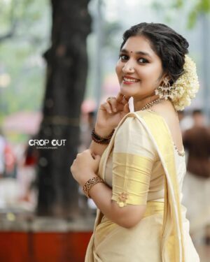 Susmitha Prabhakaran Instagram - Saree @ar_handlooms_kuthampully

📸 @shaha_khan_photography

Saree draping @weldon_collections

Makeup & styling @makeover__by_givin
@_meethu__off_icial

#setsaree #arhandlooms #photography
#guruvayoor
#susmithaprabhakaran