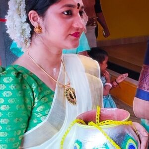 Susmitha Prabhakaran Instagram - പൂതക്കുഴി ഉണ്ണി കണ്ണന് ഉറി സമർപ്പിച്ച് പ്രശസ്ത സീരിയൽ താരം സുസ്മിത പ്രഭാകർ ❤️🙏❤️ തിരു ഉത്സവത്തോടുബന്ധിച്ച് നടന്ന പാൽ പൊങ്കാല യുടെ ഭദ്ര ദീപ പ്രകാശനവും സുസ്മിത നിർവഹിച്ചു... 🙏❤️ മുന്നോട്ടുള്ള കലാ ജീവിതത്തിൽ എല്ലാ ഉയർച്ചകളും ഉണ്ടാവട്ടെ🙏❤️ #zeekerlam #neeyumnnjanum #Sreelakshmiravivarmman #neeyumnjanumserial #neeyumnjanumfc #neeyumnjanumzee5 #Malayalam #serial #actress