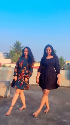 Suveta Shrimpton Instagram - Trending with my frienduuuuu😘😘😘 my babe 😘 
Vc: @ak_morningstar____ 
.
.
#trending #trendingreels #reelinstagram #reels #reelindia #viralreelsvideo #entertainment #tamilsongs #instagood #noradance #winteroutfit #dance #friends #bff #mybabe
