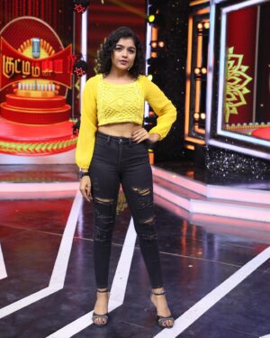 Suveta Shrimpton Instagram - Feeling like yellow jello 💛
Ranjithame show 🎥
.
.
#suntvserialactress #showtine #ranjithame #poovathalayaonsuntv #ilamathi #suveta #suvetashrimpton❤️❤️❤️