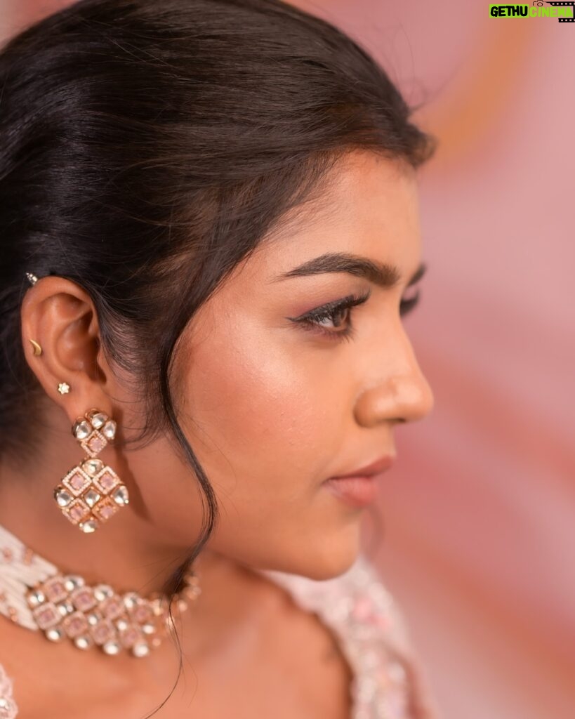 Suveta Shrimpton Instagram - Radiance at its best✨ #Airbrushmakeup Contact us on 91 9361109533 for bridal bookings & enquiries Makeup & styling @sandy_de_stylist_ Photography @sathyaphotography3 Wardrobe @diademstore.in Hairstyle @_stylenart_ Jewellery @fineshinejewels Draping @manisareedrapist1 Muse @suvetashrimpton #Airbrushmakeup #glowmakeup #glossymakeup #dewymakeup #skinlikemakeup #bridalinspiration #bridalinspo #bridalgowns #bridalgoals #chennaimua #chennaimakeupartist #chennaibridalmakeupartist #chennaimua #chennaibrides #bridslinspiration #subtlemakeup #weddinglehanga #bridallehanga