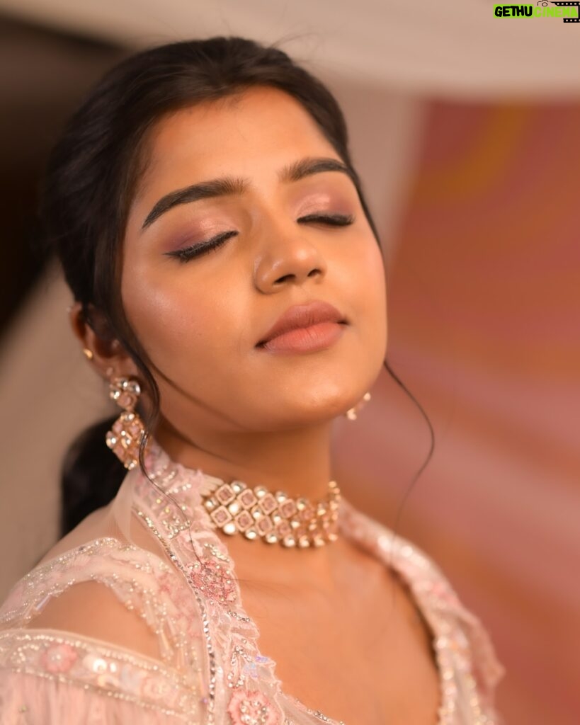 Suveta Shrimpton Instagram - Radiance at its best✨ #Airbrushmakeup Contact us on 91 9361109533 for bridal bookings & enquiries Makeup & styling @sandy_de_stylist_ Photography @sathyaphotography3 Wardrobe @diademstore.in Hairstyle @_stylenart_ Jewellery @fineshinejewels Draping @manisareedrapist1 Muse @suvetashrimpton #Airbrushmakeup #glowmakeup #glossymakeup #dewymakeup #skinlikemakeup #bridalinspiration #bridalinspo #bridalgowns #bridalgoals #chennaimua #chennaimakeupartist #chennaibridalmakeupartist #chennaimua #chennaibrides #bridslinspiration #subtlemakeup #weddinglehanga #bridallehanga