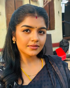 Suveta Shrimpton Instagram - Sleek, chic, and all back ♠️
.
.
#sareelove #blacklove #ilamathi #poovathalayaonsuntv #sunset #photooftheday #suveta #suvetashrimpton❤️❤️❤️