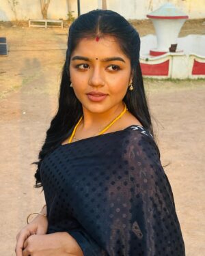 Suveta Shrimpton Instagram - Sleek, chic, and all back ♠️
.
.
#sareelove #blacklove #ilamathi #poovathalayaonsuntv #sunset #photooftheday #suveta #suvetashrimpton❤️❤️❤️