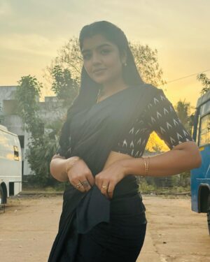 Suveta Shrimpton Instagram - Sleek, chic, and all back ♠️
.
.
#sareelove #blacklove #ilamathi #poovathalayaonsuntv #sunset #photooftheday #suveta #suvetashrimpton❤️❤️❤️