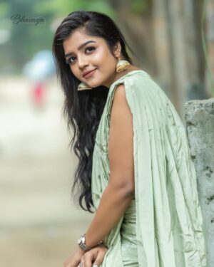 Suveta Shrimpton Instagram - All I need is peace ☮️ 
📷 @bhavaga_photography 

#photoshoot #photooftheday #saree #instsgram #instagood #nomakeuplook #casualstyle #photooftheday #suveta #suvetashrimpton #suveta #suvetashrimpton