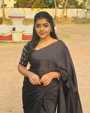 Suveta Shrimpton Instagram - Sleek, chic, and all back ♠️
.
.
#sareelove #blacklove #ilamathi #poovathalayaonsuntv #sunset #photooftheday #suveta #suvetashrimpton❤️❤️❤️