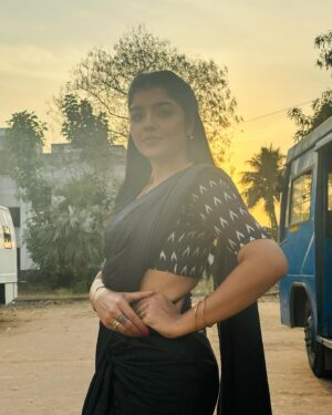 Suveta Shrimpton Instagram - Sleek, chic, and all back ♠️
.
.
#sareelove #blacklove #ilamathi #poovathalayaonsuntv #sunset #photooftheday #suveta #suvetashrimpton❤️❤️❤️