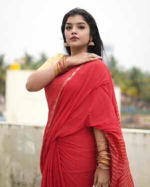 Suveta Shrimpton Instagram - Making waves wherever I go 🌊🤗
.
.
.
.
.
.
#photoshoot #sareelove #instagood #instadaily #photooftheday #trending #suvetashrimpton #suvetashrimpton❤️❤️❤️