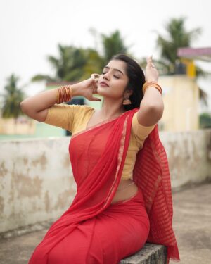 Suveta Shrimpton Instagram - Making waves wherever I go 🌊🤗
.
.
.
.
.
.
#photoshoot #sareelove #instagood #instadaily #photooftheday #trending #suvetashrimpton #suvetashrimpton❤️❤️❤️