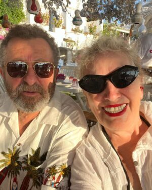 Suzan Kardeş Instagram - Bodruma ERKAN CAN gelir de biz biraraya gelmezmiyiz can dost arkadaş vefa hepsi sende @erkancanburtvin @gumuslukmelengec seninle güzelleşti 🥰🧿💐🍀🌺🌸 #bodrum #muğla #gümüşlük #restaurant #fish #sea #günbatımı