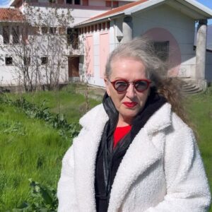 Suzan Kardeş Instagram - rahmetli ESMA RECEPOVA olmadan HIDIRELLEZ düşünülemez🤲💐🥺NOBEL ödülüne aday gösterilmiş özel bir kadın🌹eskiden müze olan evini ziyaret ettik😞biraz üzücü oldu.zira bazı mahkemelik sebeplerden dolayı kapalı ve terkedimiş bulduk😞 umarım tekrar hayata geçmesi için birşeyler yapılabilir🤔mekanın cennet olsun ESMA🤲💐 #esmarecepova @suzaninhidirellezfestivali @unesco @unescoturkiye @unitednationsturkey @unitednations @bkmsahne @uniqistanbul @bilge.karga #mutluluk #sevgi #aşk #huzur #bereket #sağlık #esmaredjepova #gypsy #roman #kraliçe #bahar #hıdırelellez #djurdjevdan #türkiye #istanbul #music