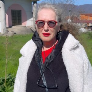 Suzan Kardeş Instagram - rahmetli ESMA RECEPOVA olmadan HIDIRELLEZ düşünülemez🤲💐🥺NOBEL ödülüne aday gösterilmiş özel bir kadın🌹eskiden müze olan evini ziyaret ettik😞biraz üzücü oldu.zira bazı mahkemelik sebeplerden dolayı kapalı ve terkedimiş bulduk😞 umarım tekrar hayata geçmesi için birşeyler yapılabilir🤔mekanın cennet olsun ESMA🤲💐 #esmarecepova @suzaninhidirellezfestivali @unesco @unescoturkiye @unitednationsturkey @unitednations @bkmsahne @uniqistanbul @bilge.karga #mutluluk #sevgi #aşk #huzur #bereket #sağlık #esmaredjepova #gypsy #roman #kraliçe #bahar #hıdırelellez #djurdjevdan #türkiye #istanbul #music