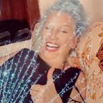Suzan Kardeş Instagram - SEZEN’im beni melek gibi göstermeye çırpınsa da,gerçek değişmiyor😎😩 fotoby #sezenaksu 🥰💐🤲🧿🍀💋 #gümüşlük #bodrum #music #star #angel