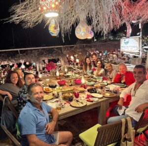 Suzan Kardeş Instagram - Dedik ki noluuyooo yaaa🥰 veeee yaz sonu gecesi yaptık maaaaileee MELENGEÇ te 🥰💐🍀🧿 @vselintunc @aydatuncboyaci @sibelalgan1 @emirakbulutmusic @mehparealgan @canancelikci @kralyolubahceleri @gumuslukmelengec #sezenaksu