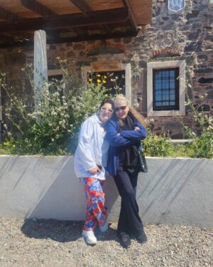 Suzan Kardeş Instagram - 3 ay aradan sonra en sistromla buluştuk nihayet🧿🥰🍀💐🌹💋💃 @nerimankardes #gümüşlük #kızkardeş #aile #aşk #bayram