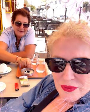 Suzan Kardeş Instagram - Sistroooommm 🩷❤️💖 1 yıl çabuk geçer git gellll❤️ @nerimankardes #bodrum #ingiltere #london #londra #uk @bilge.karga