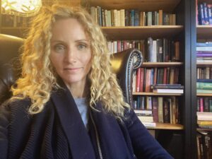 Suzannah Lipscomb Instagram - Today I’m cosily ensconced reading for the @womensprize, while my trusty companions nap and fart besides me.