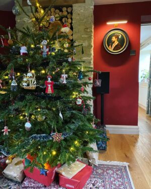 Suzannah Lipscomb Instagram - Spot the Tudor Christmas decorations.