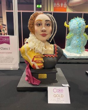 Suzannah Lipscomb Instagram - Can you believe that these are CAKES??

What artistry! What genius!

These were made by the utterly talented @aaliyahmozzey and @emmajaynecakedesign