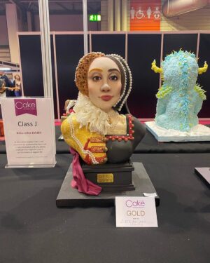 Suzannah Lipscomb Instagram - Can you believe that these are CAKES??

What artistry! What genius!

These were made by the utterly talented @aaliyahmozzey and @emmajaynecakedesign